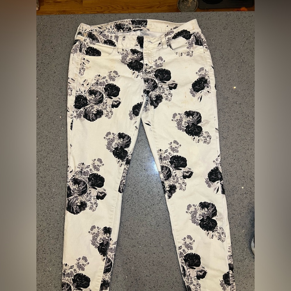 American Eagle Black and White Rose Print Pants Size 8